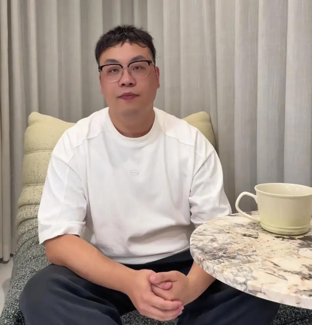 厉怀远和林丽的婚姻拉锯战还在拖。
老二天天发锄地视频，镜头里全是土，一句家事不提