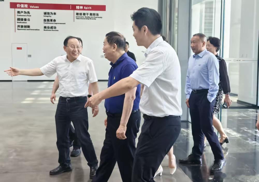 重庆和赛力斯赢麻了！你看，华为一来，赛力斯就搞起来了；赛力斯一落地，就开始拉着一