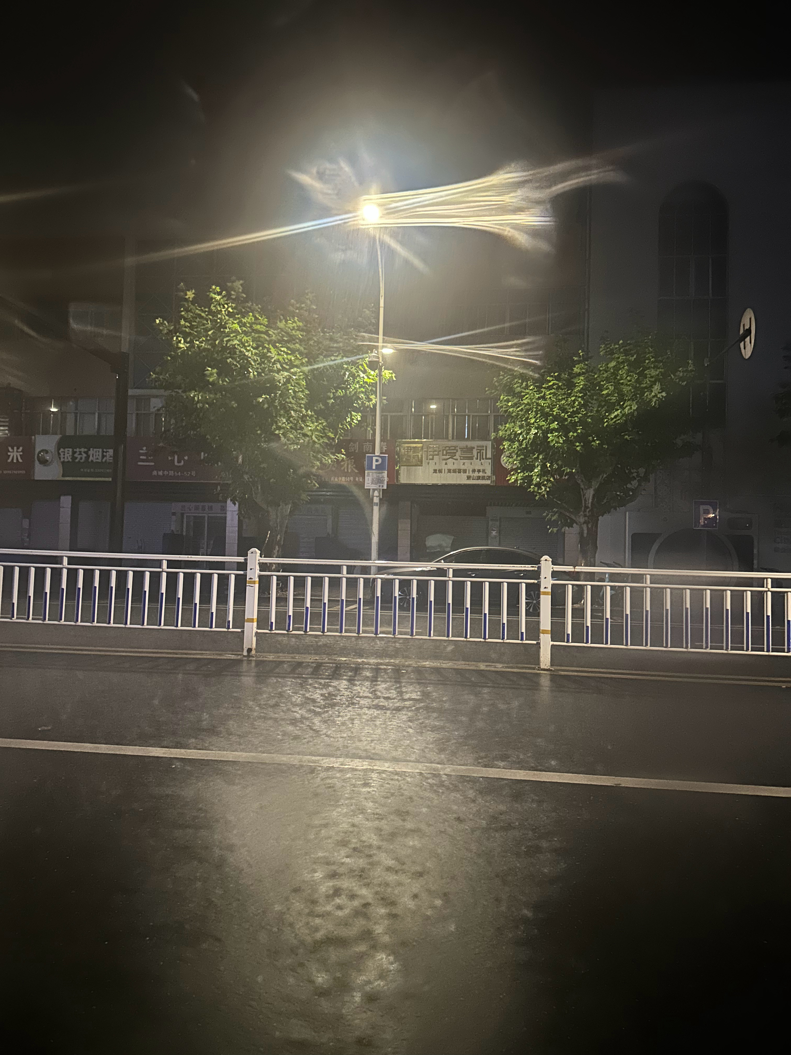 真的太不容易了🥺一直从下午四点站到了十一点，打车回酒店四个人挨个匆匆忙忙洗澡然