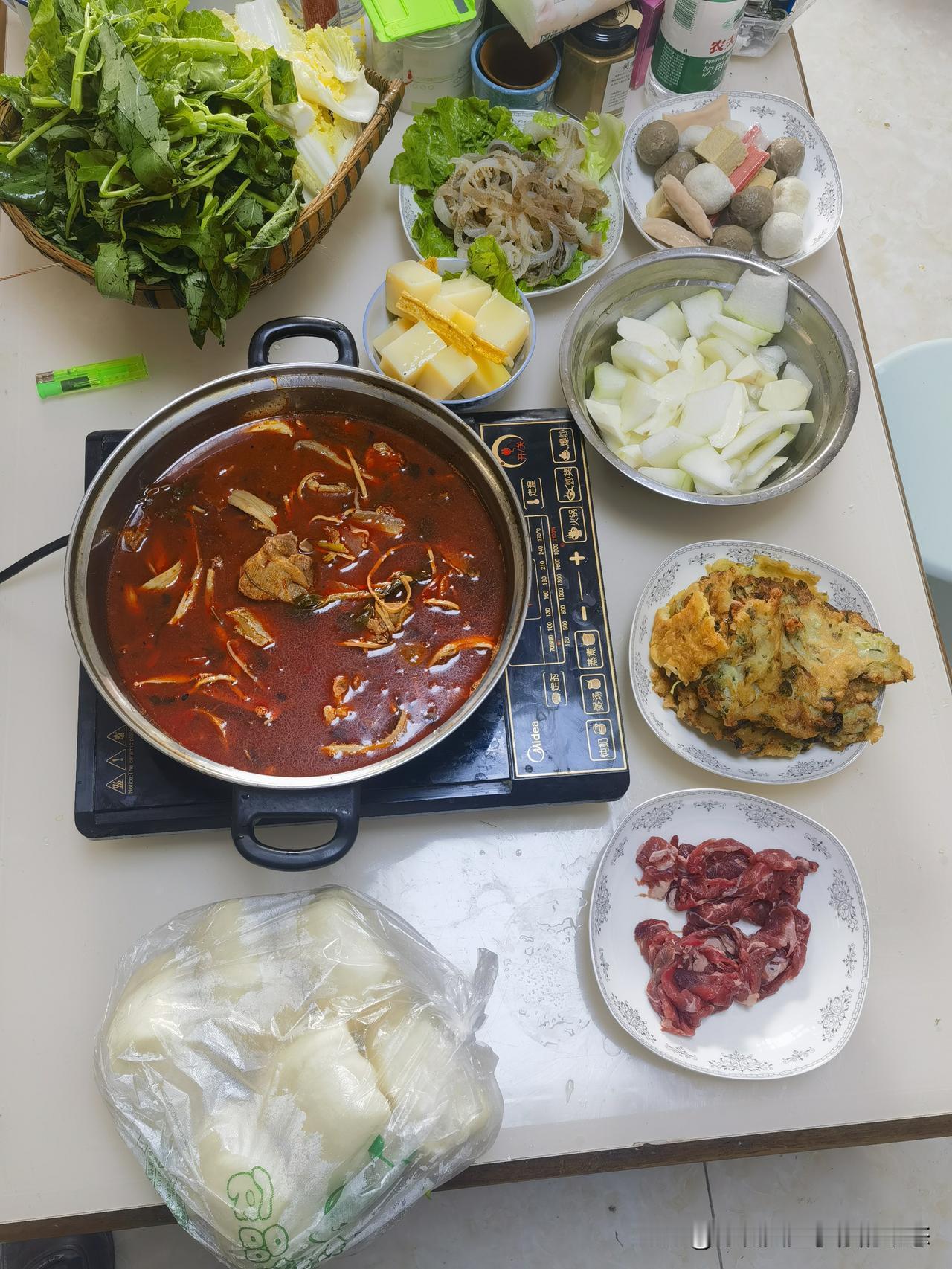 来顿小火锅，菜品自备，味道巴适！今年的五一，在家里陪伴孩子一起过！