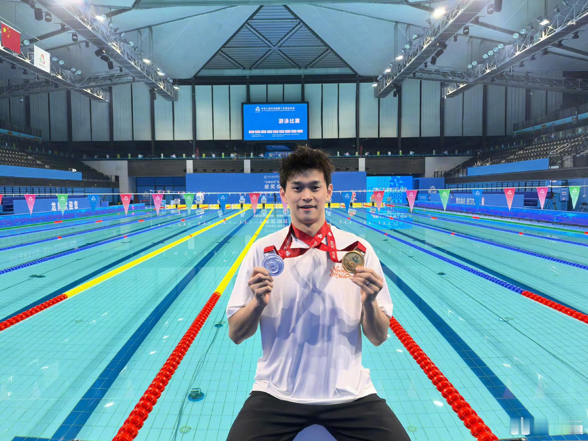 孙杨启蒙教练见他幼时身高远超同龄、耐力出众，虽曾中途弃训，仍执着劝说其重返泳池，