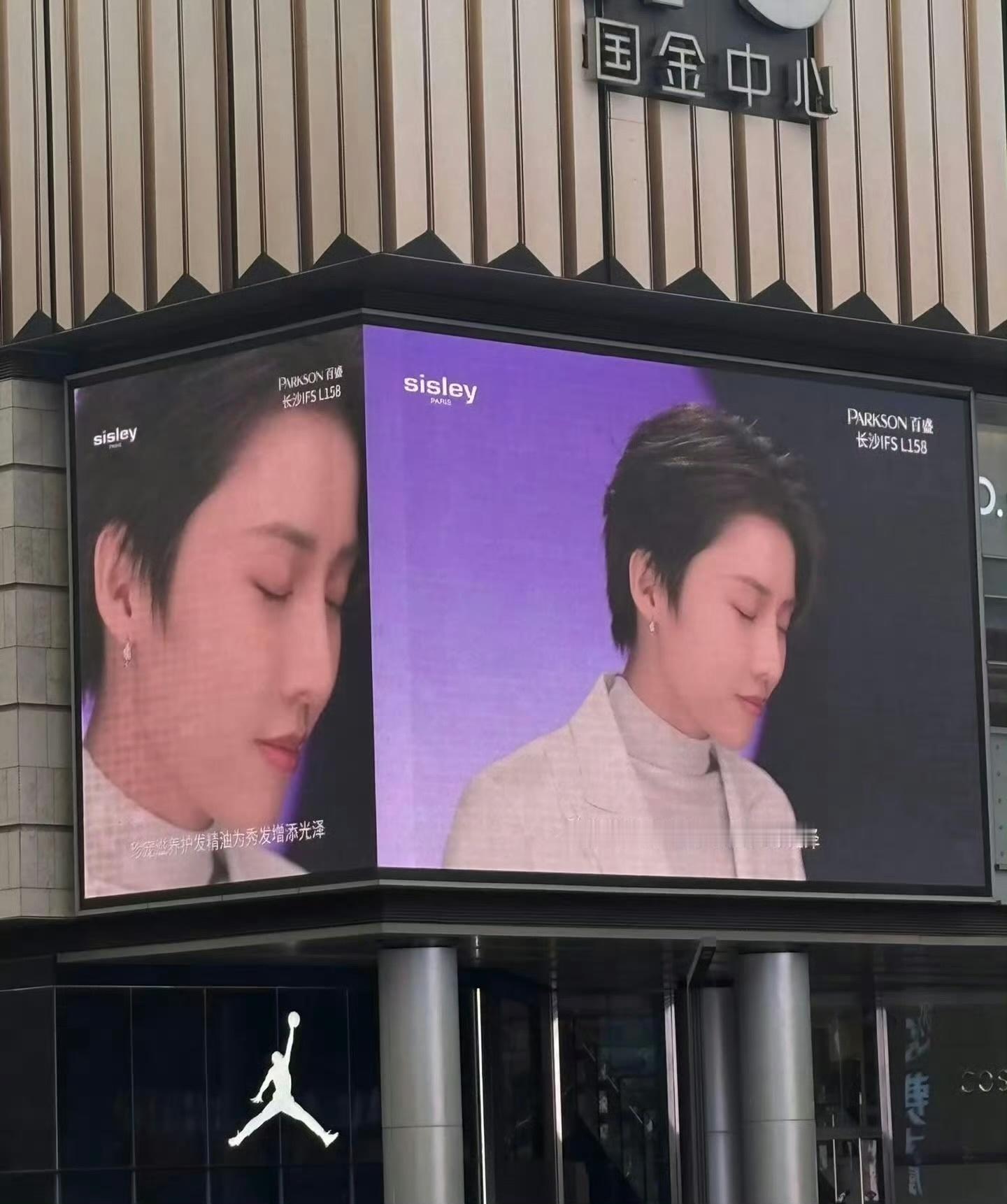 希思黎真的很喜欢给刘雨昕铺地广，尤其繁华地段。 ​​​