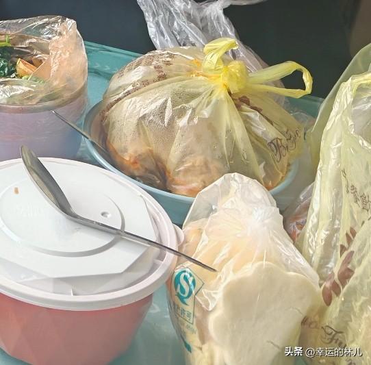 打包很丢人么？
前天我们去上礼，
整整一桌子几乎没怎么吃，
我们那桌上坐了5个小