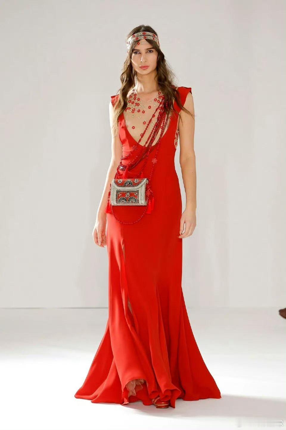 鞠婧祎红裙薄纱高定鞠婧祎红色高定裙 鞠婧祎ELLE四月刊又带来新高定造型了，红裙