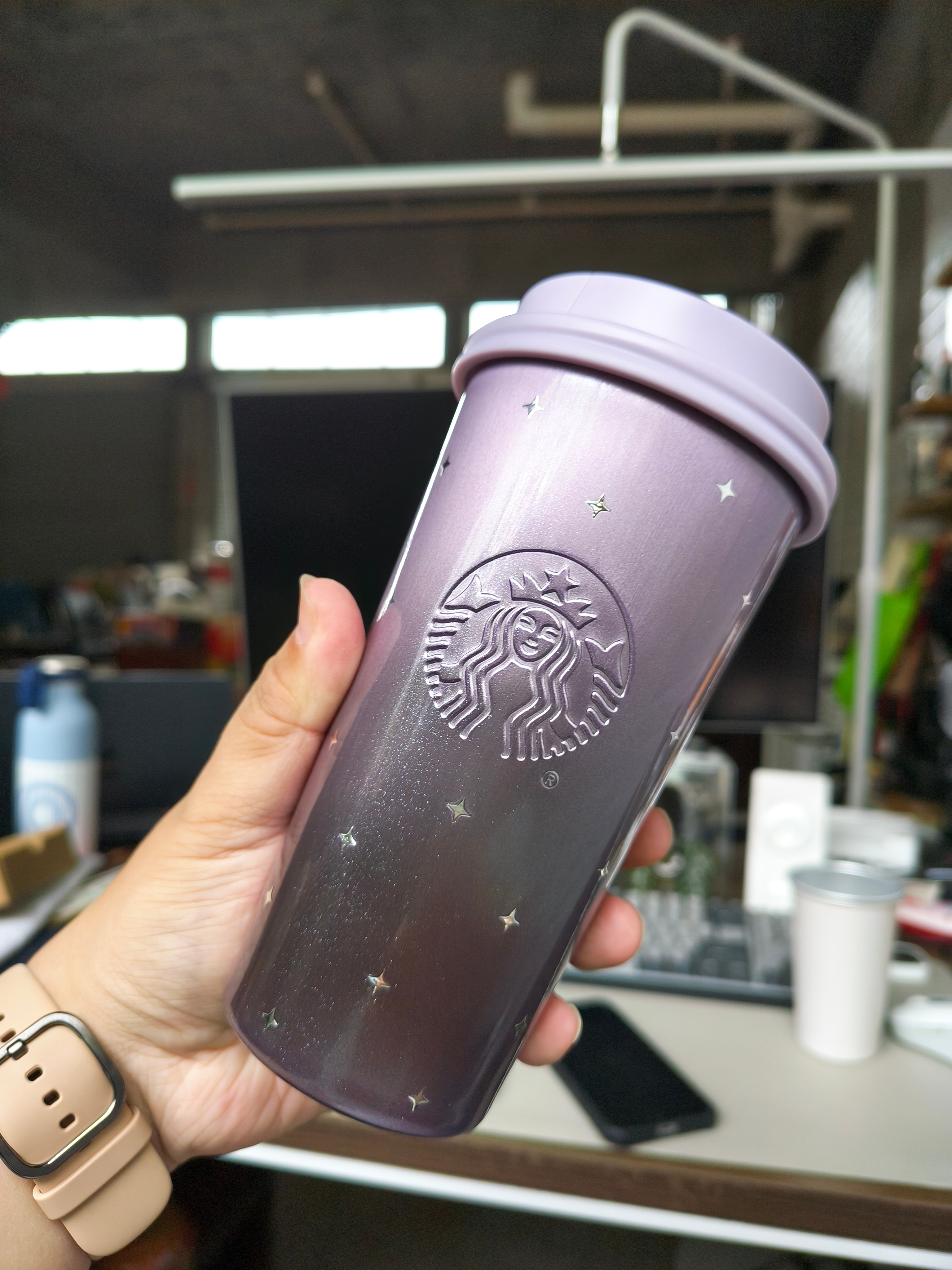 虽迟但到回家后发现荣耀600寄的星巴克咖啡券和咖啡杯，这个颜色真好看～ 