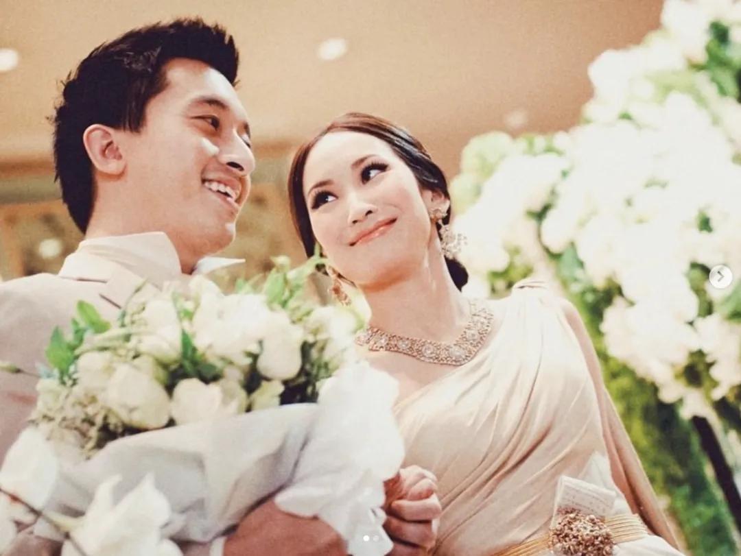 他信大女儿的结婚照，新郎看起来就是一枚乖乖仔，画面好甜蜜，这是一对因为爱情而结婚