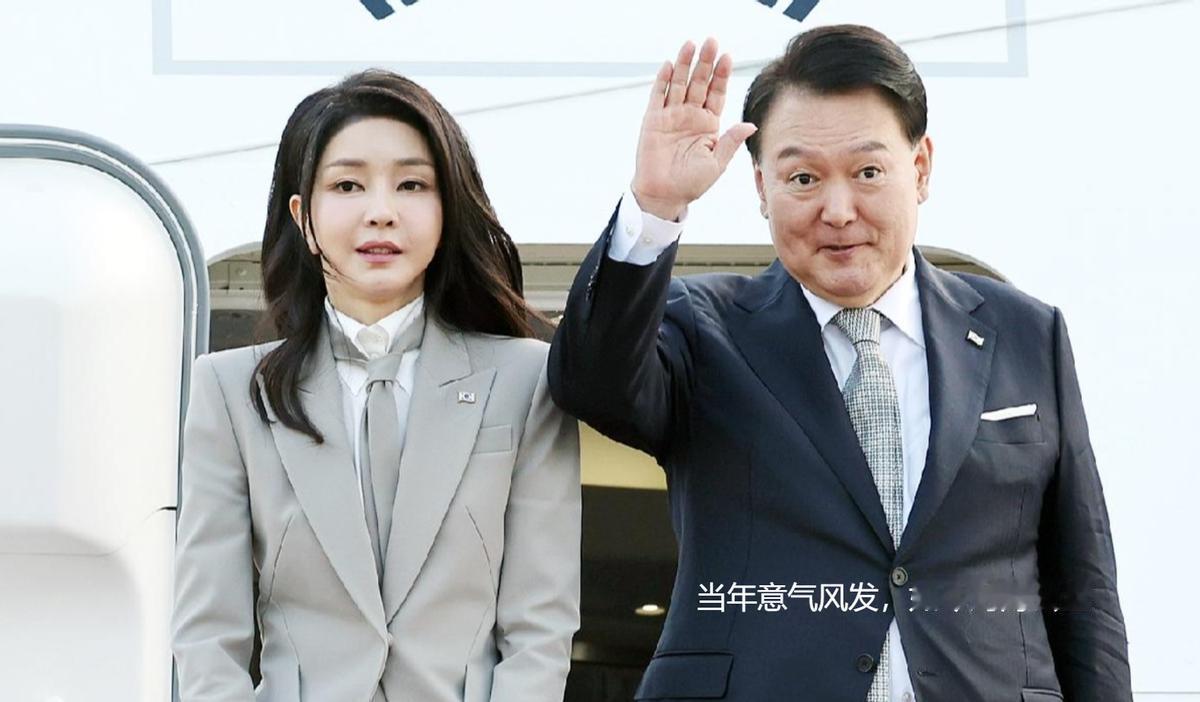 韩国前总统夫妇法庭重逢太唏嘘！尹锡悦时隔9个月见到金建希，又哭又笑难掩复杂情绪，