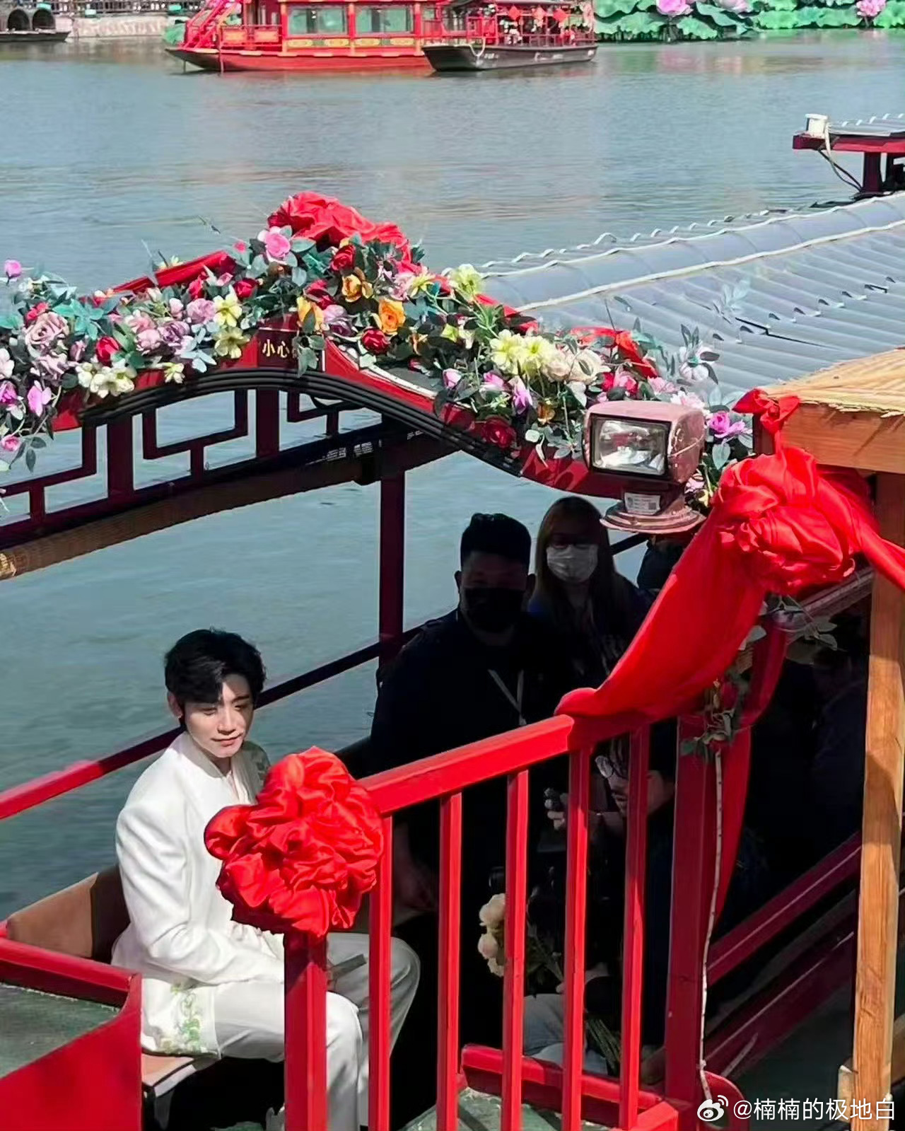 李卿新中式白西装李卿白马王子来的 新中式与白西装的碰撞太妙了！李卿花船巡游时的造