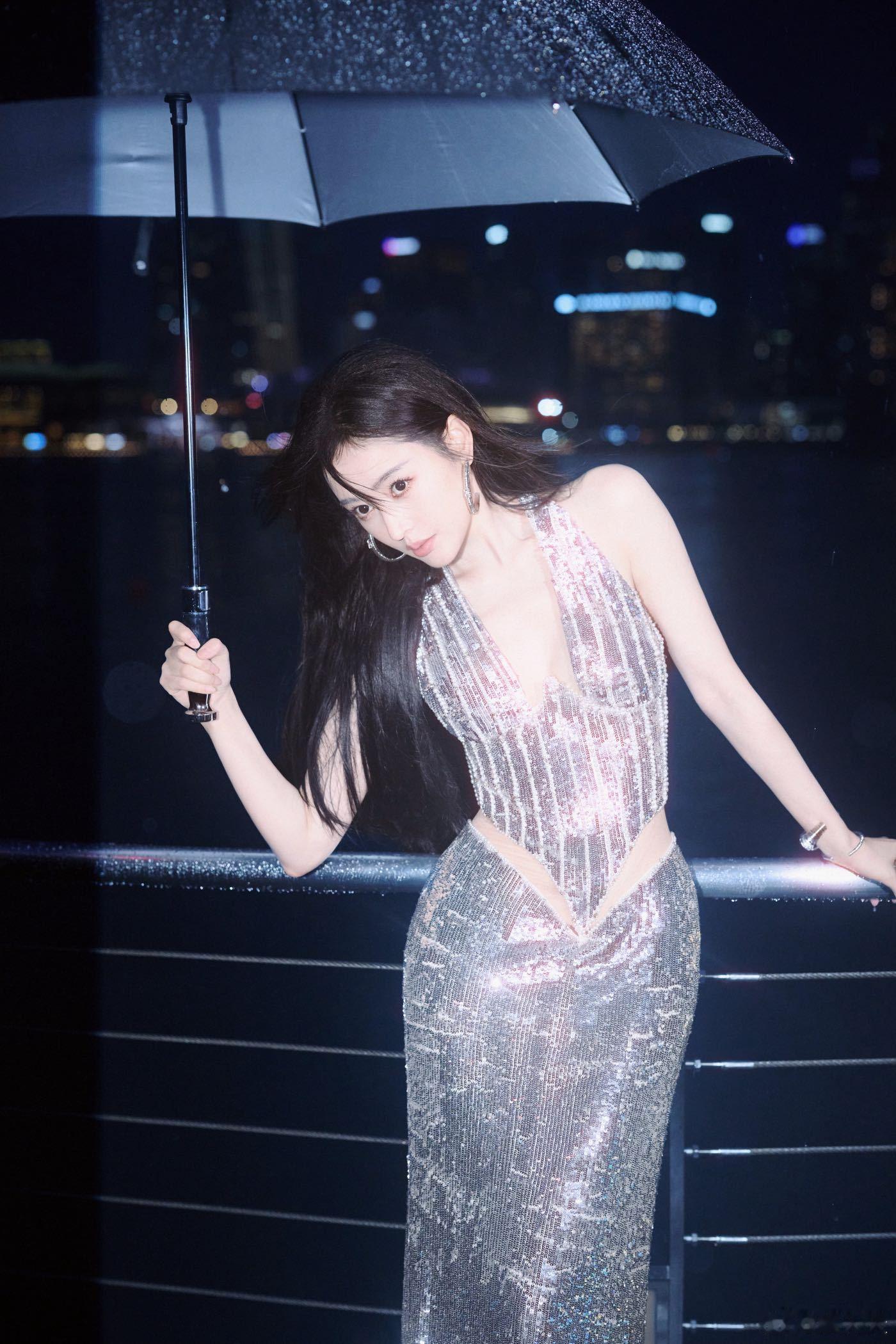 恭喜张天爱获微博新加坡年度慈善榜样艺人！从成立基金守护患病儿童，到持续投身各类公