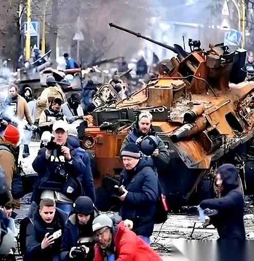 桌上摆的是你的肉。
桌边坐满了人，一个个都对你笑。
但没一个是来救你的，全都是来