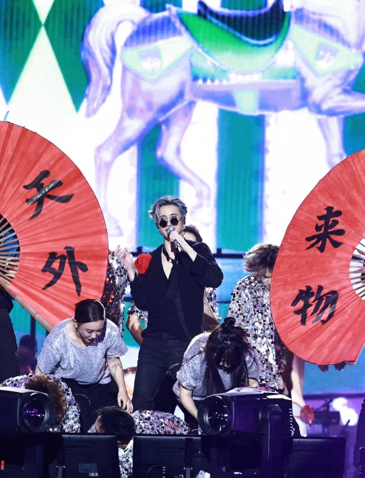 薛之谦王俊凯 天外来物 小凯和老薛跨年要合唱《天外来物》啦，好期待好期待，三小只