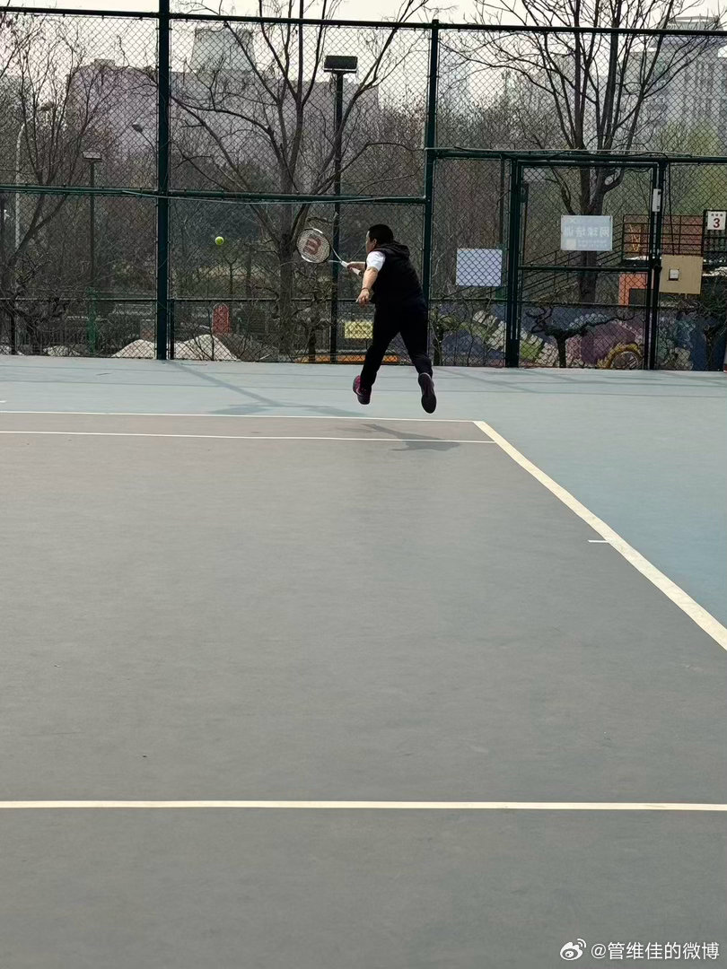 羽毛球赛道被殳海占了只能下次约杨老师手谈一次现代网球 