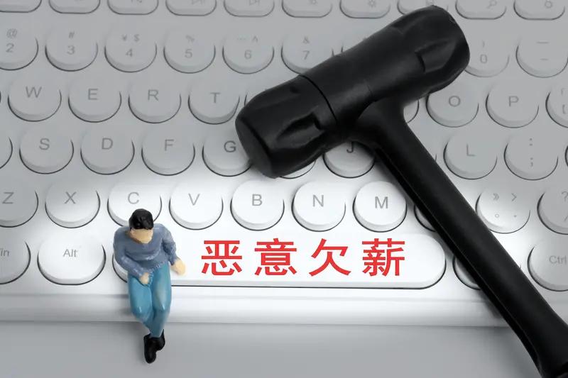 水果店员工疑因被拖欠工资打砸店铺  ，现场目击证人：他手中有水果刀 ，没有喝酒 