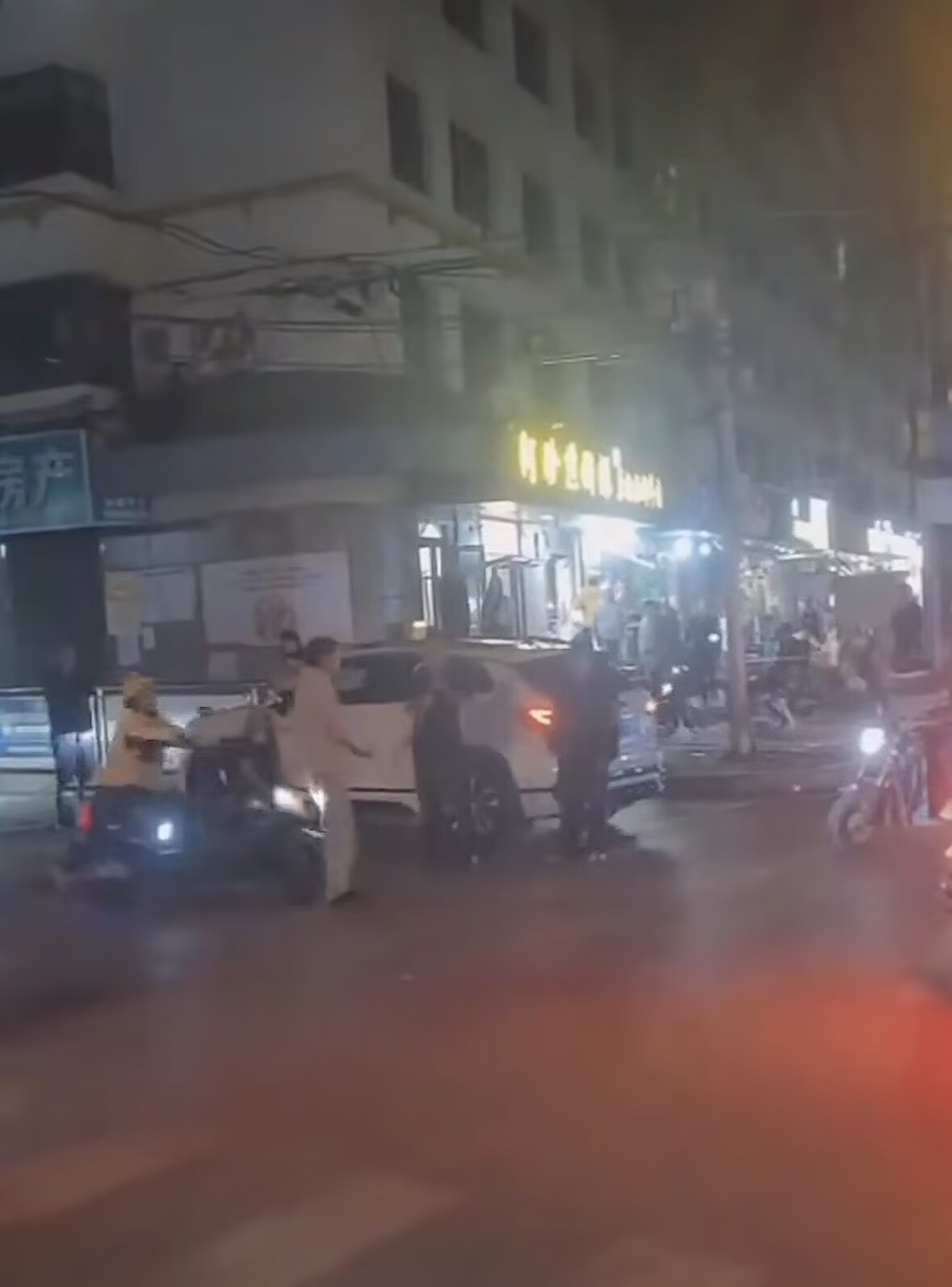 人民的外卖我轻轻放，人民的敌人我狠狠撞警察来了之后，外卖员：不道啊 撞人的时候我