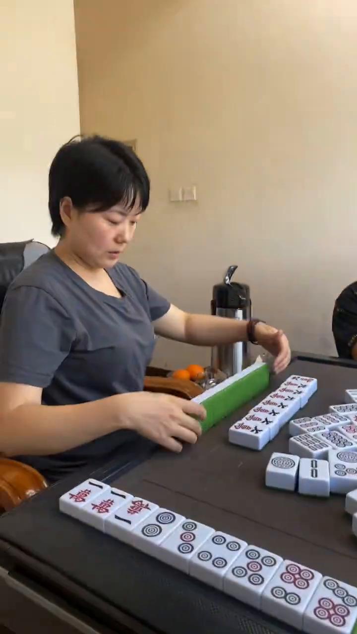 看看，小哥哥坐的好稳。