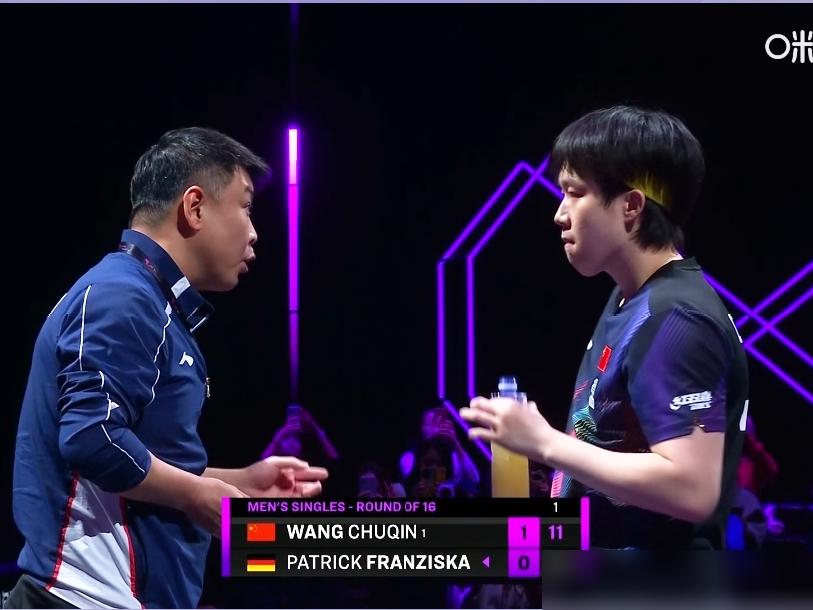 王楚钦的冷静，是全网骂出来的。
2024年巴黎奥运，主拍被踩坏，他2：4输给莫