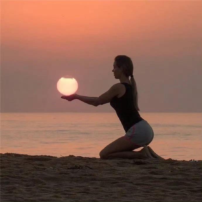 多想与夕阳共舞，岁岁年年，舞尽芳华，春夏秋冬，芳华轻度，如梦如烟，每个美好的日子