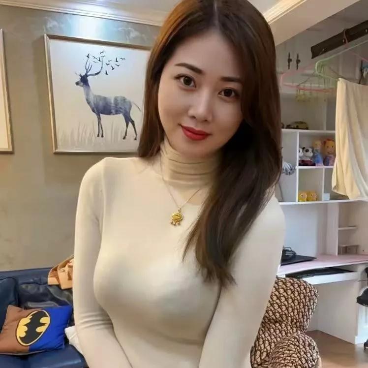 优雅高领毛衣穿搭，精致妆容甜美迷人灰色高领毛衣女 高领毛衣穿搭 高领针织衫穿搭 