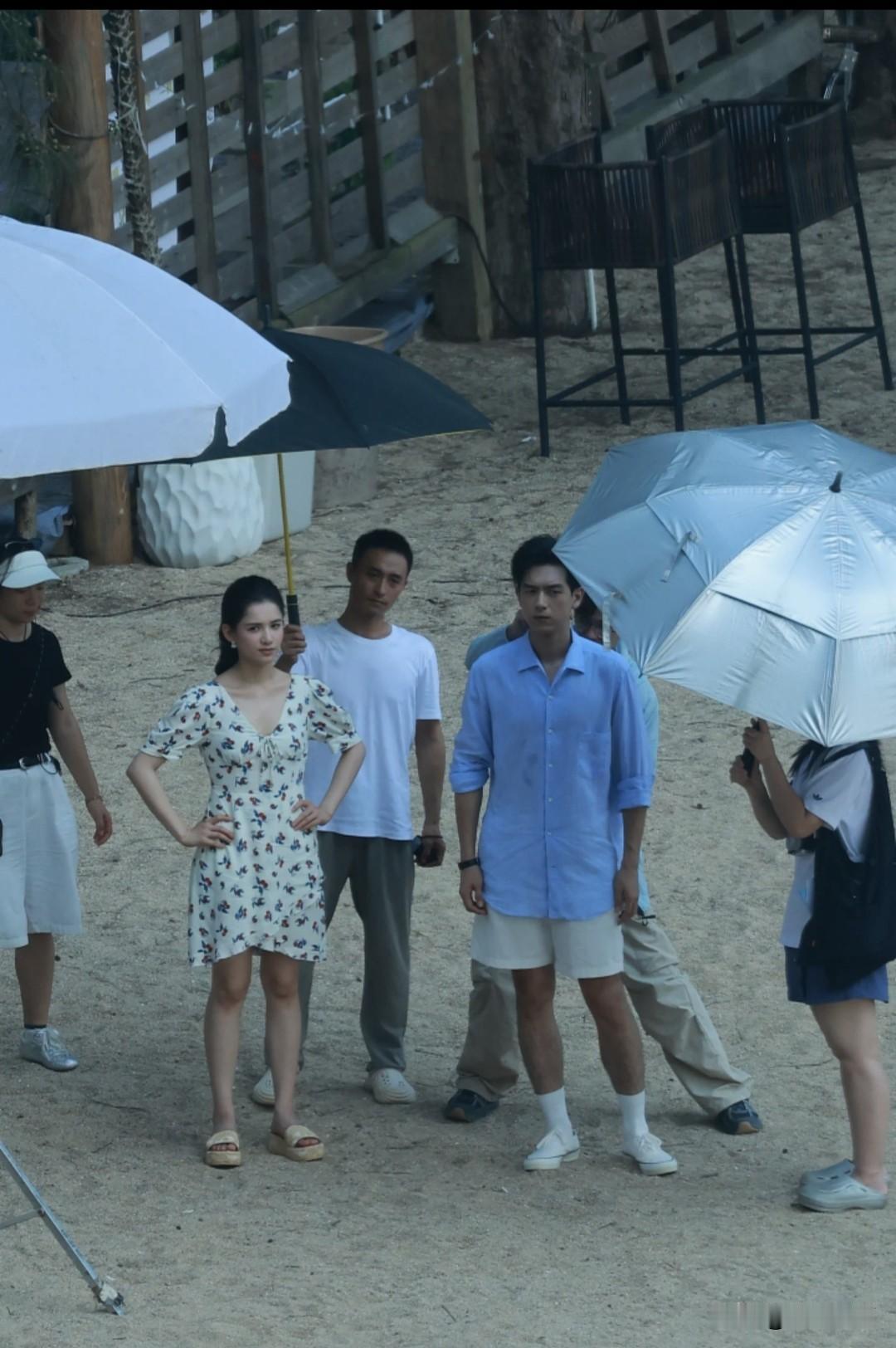 明星现实中真不上镜，李现五五分，张婧仪腿型才是普通人腿型。
李现张婧仪被偶遇拍戏