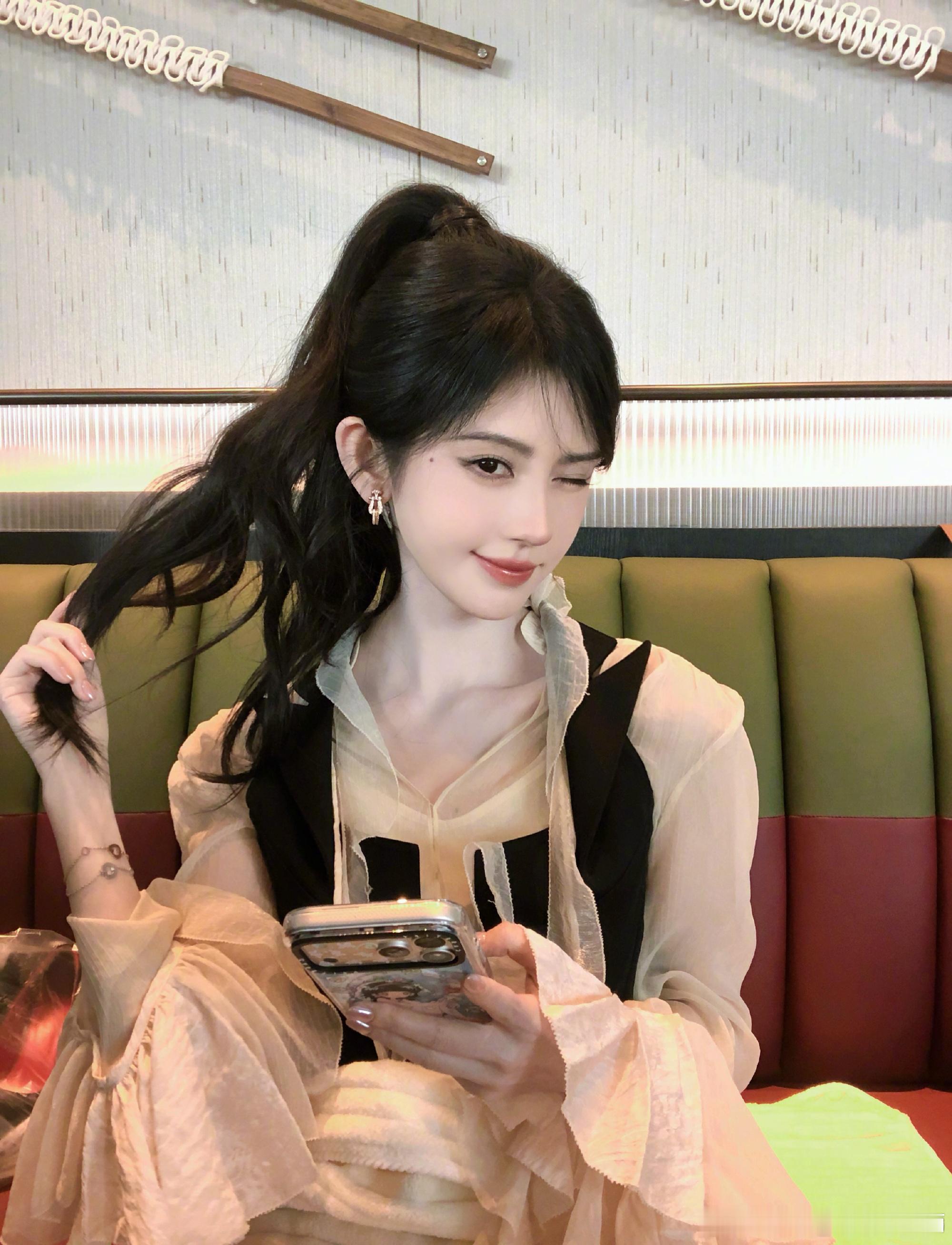 鞠婧祎  jjy鞠婧祎沙漠优钵罗花大片jjy鞠婧祎涂口红眼神“听闻远方热爱溶溶 