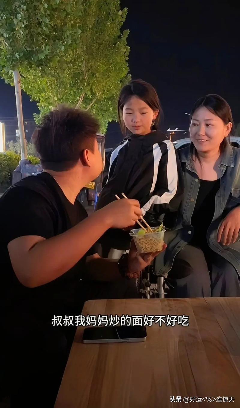 一碗7块钱的炒面，大哥扫码付了6万。老板娘当场就懵了，手机差点没拿住，追着人喊：