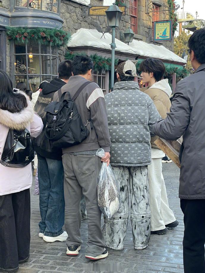 环球影城偶遇了左航苏新皓 哦吼，网友环球影城偶遇左航、苏新皓！ 