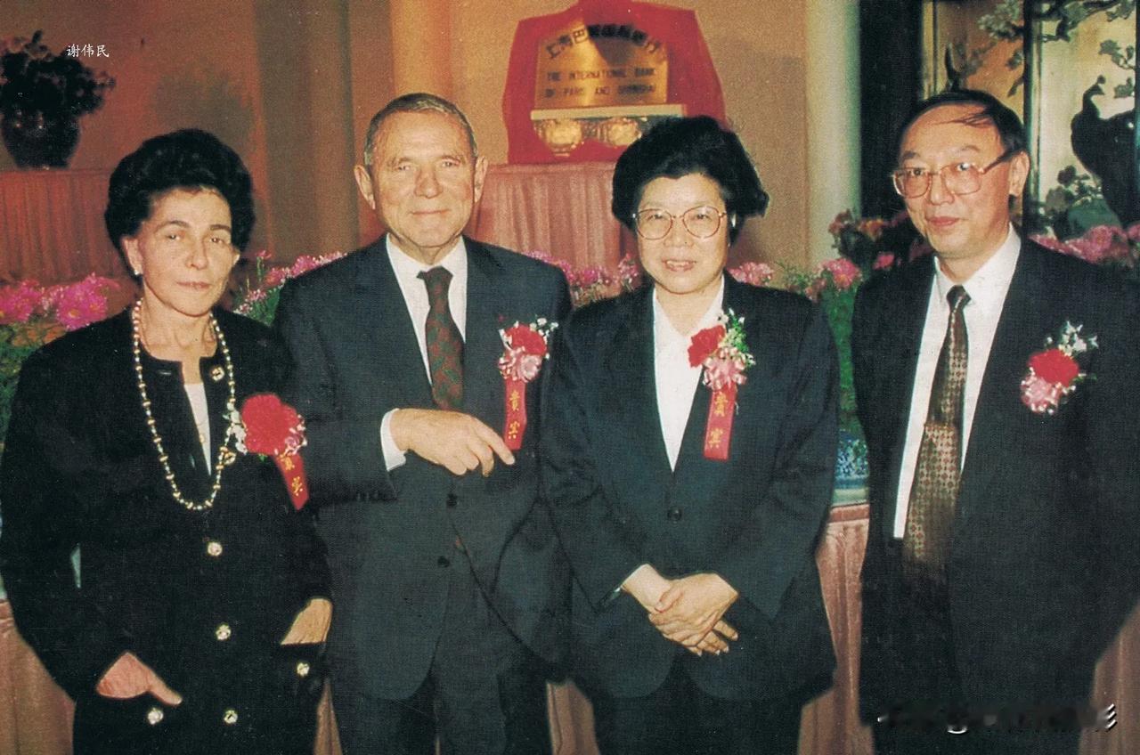 1992年11月9日，上海巴黎国际银行沪上举行的开业酒会上，法国国民银行名誉董事