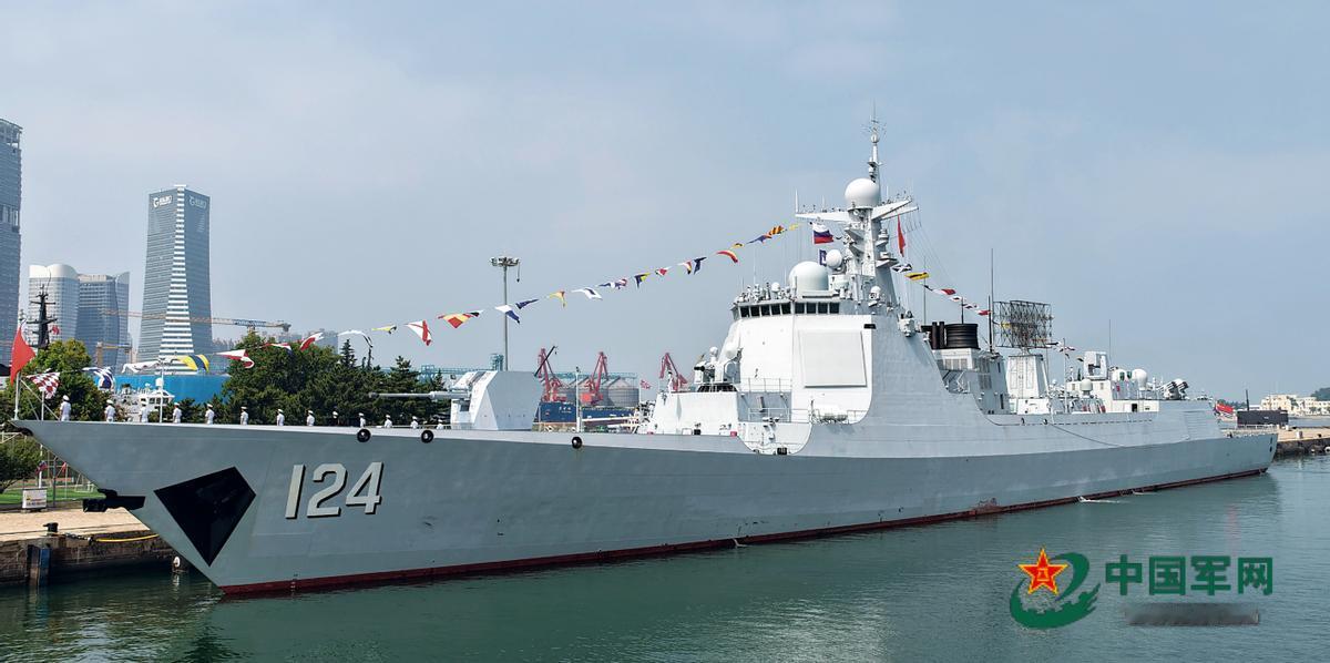 6月25日青岛上合防长会晤，伊朗国防部长登上开封舰，盯着舰载雷达驻足许久。
今年