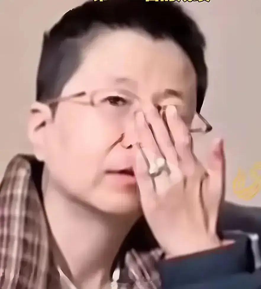 山西寻亲女硕士花花，用手推眼镜的动作，好优雅，瞬间回到了女硕士的状态中！花花，回