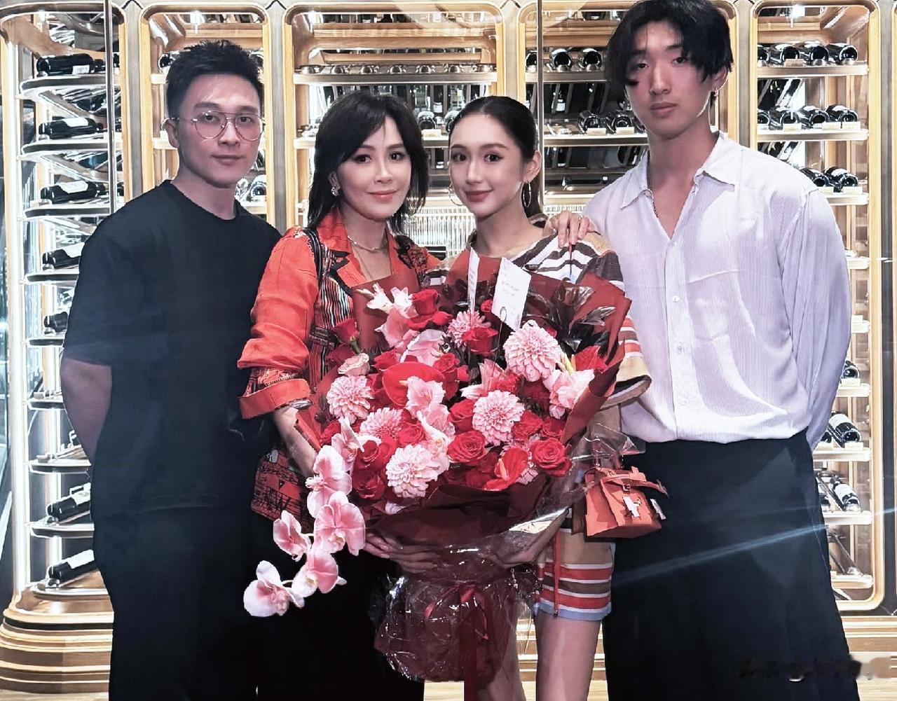 刘嘉玲真的很喜欢年轻后辈，因为就像年轻时候的自己