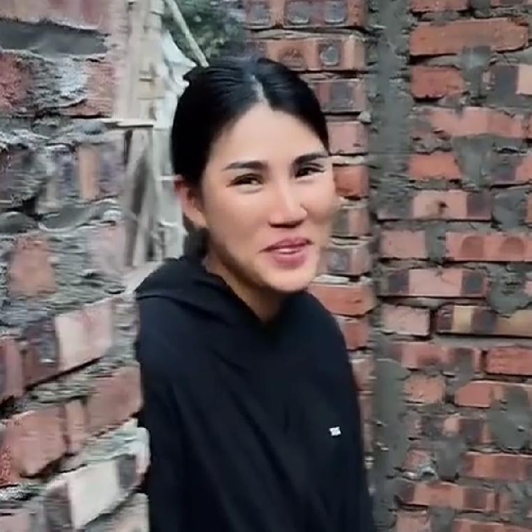 小婶跟着二姐二姐夫来到了云南河口看小松和秋秋的宝宝，岳可昕并且带来了一块金子，小