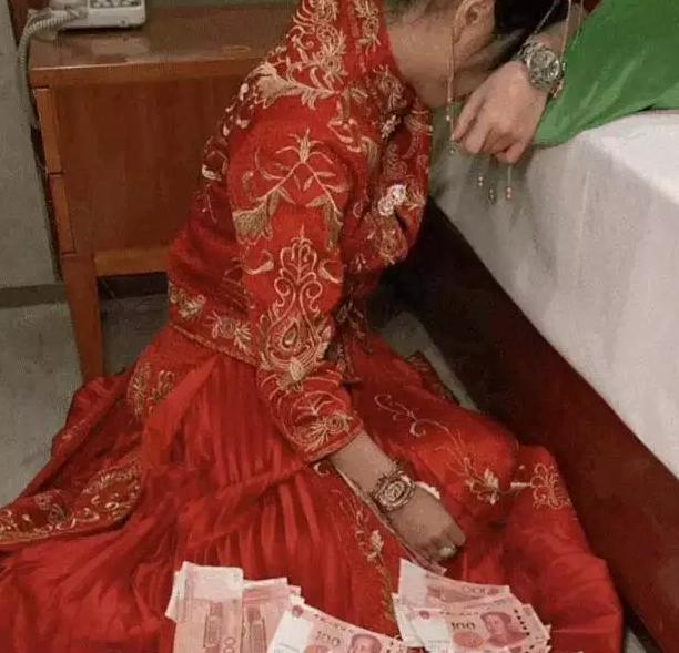 河南这场婚宴简直绝了，成了个大笑话！接亲车开到女方门口，鞭炮都响了，女方却临时加