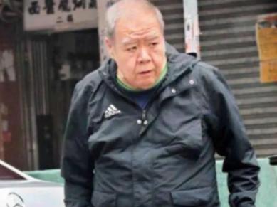 1993年，郑则仕公司破产，欠下8000万外债，走投无路之际，他给昔日好友周润发