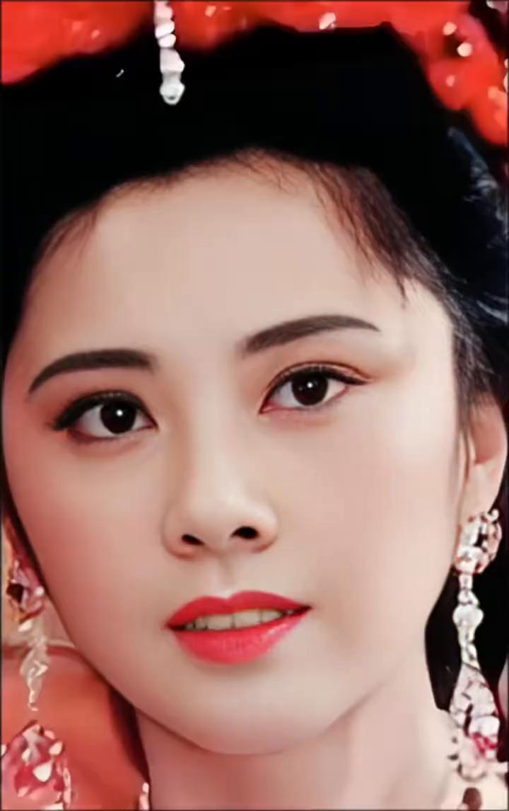 72岁的她依然端庄好看，自然大方的神态里藏着被时光善待的证据。美丽的人连岁月都不