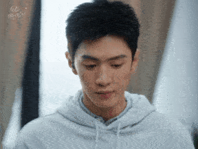 心疼李瓒 李瓒被病痛深深困扰，可是他依然不愿在别人面前展现脆弱。那份不自信和憔悴