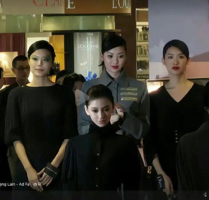杨颖这张神颜图原来是P的，还把后面的小姐姐p丑了 ​​​