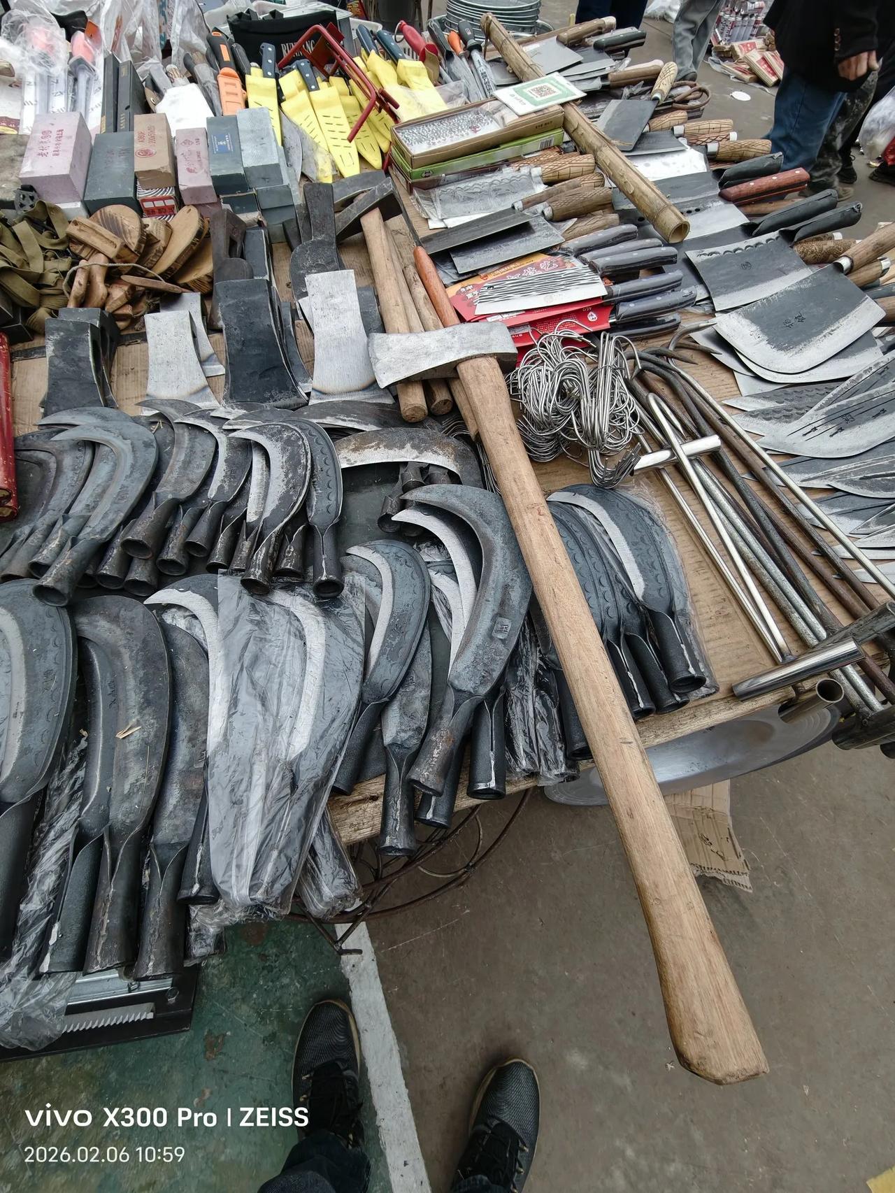 凯里周边的下司大集，超值得一逛！集市上人来人往，热闹非凡，众多商贩汇聚于此，商品