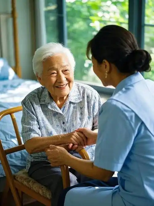 老去时愿意被现在的你所照护吗衰老最令人不安的，不是白发与迟缓，而是彻底交出掌控权