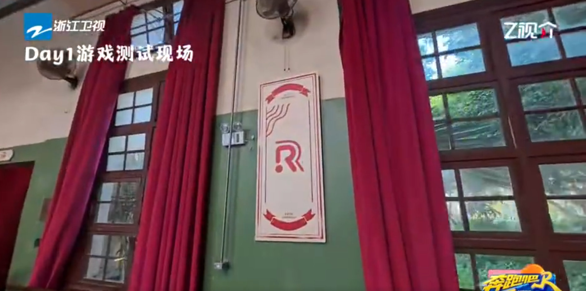 姚译添偶遇观众暖心合影 姚译添录前踩点宣传奔跑吧 踩点路上被偶遇，合影、宣传两不