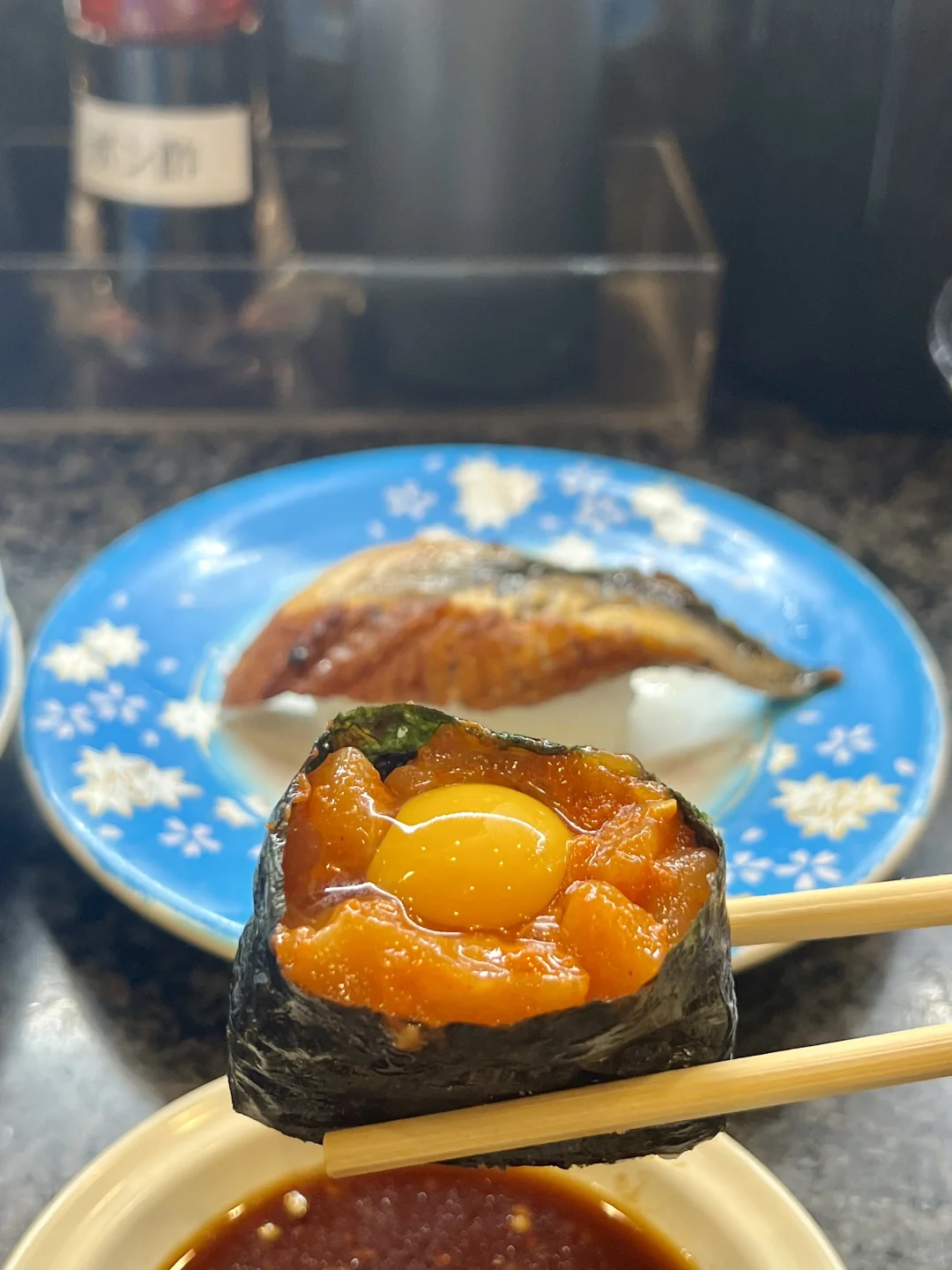 大阪8块钱一碟的寿旋转寿司来吃了