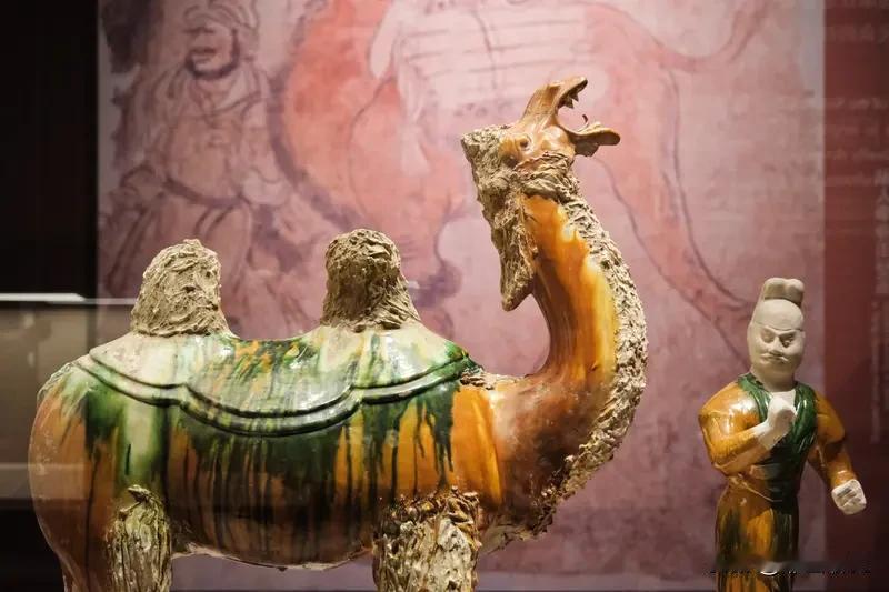 敦煌莫高窟的一幅壁画，藏着个颠覆认知的细节：一群唐朝人围着个“足球”踢得正欢，动