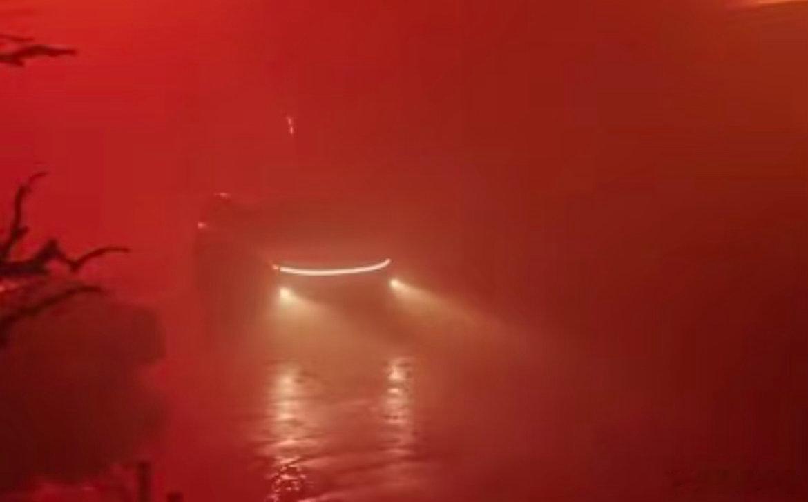 十日终焉都开始玩梗了。有人猜这辆车是不是“理他干啥，想停哪就停哪”魔性BGM直接