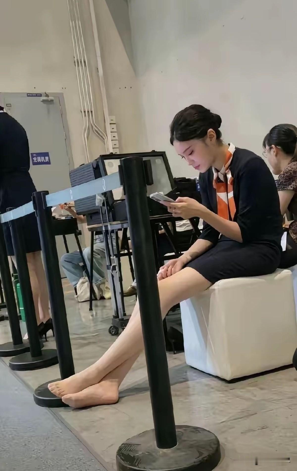 发现一个很有意思的现象
在公共场所女生脱鞋大家不反感
但是男的脱鞋大家就会很反感
