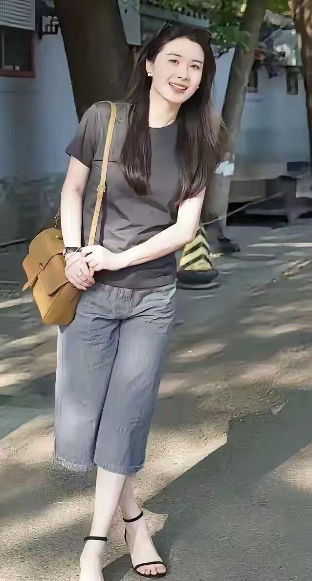 高考用一张冰冷的试卷，把全国1290万人放在同一种标准下进行纯实力对撞。它是目前