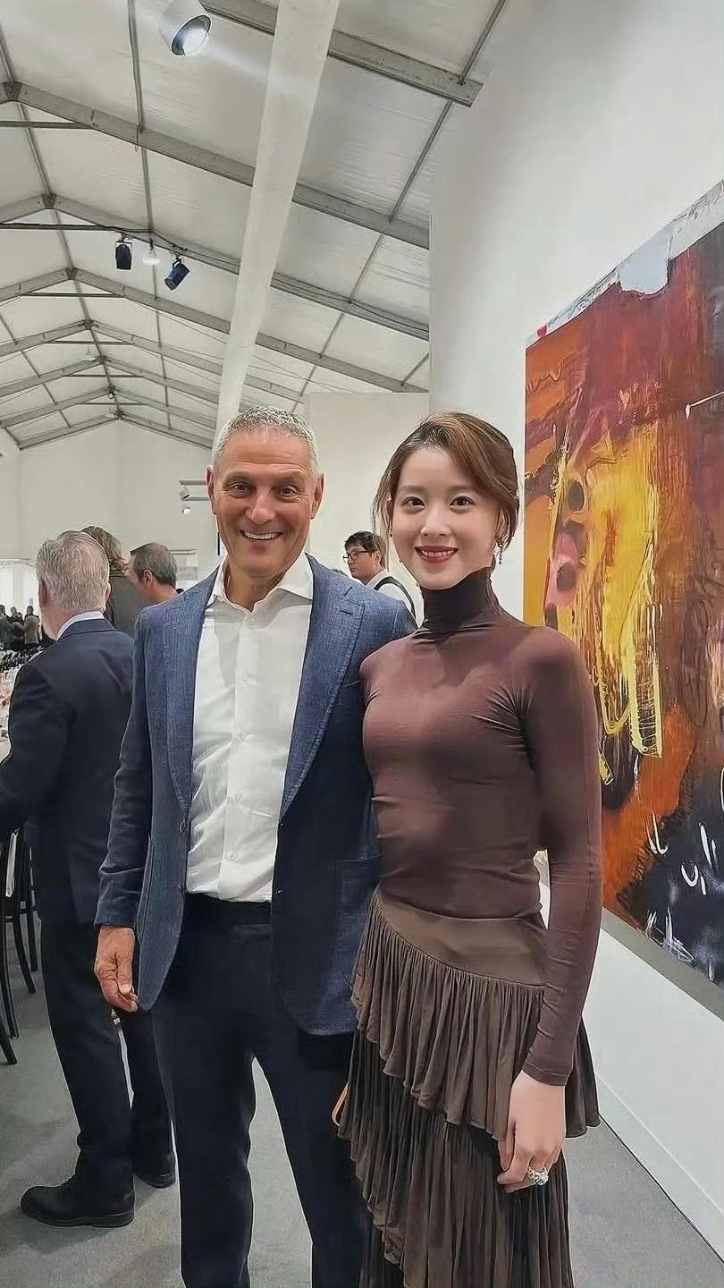 章泽天的耳环被指价值77.5万元 看到章泽天也有小肚子我就放心了[哈哈] ​​​