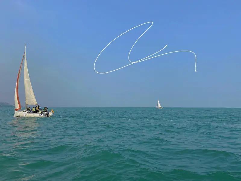 上联：目送云边千里雁；白云邀对。光照大海万重帆