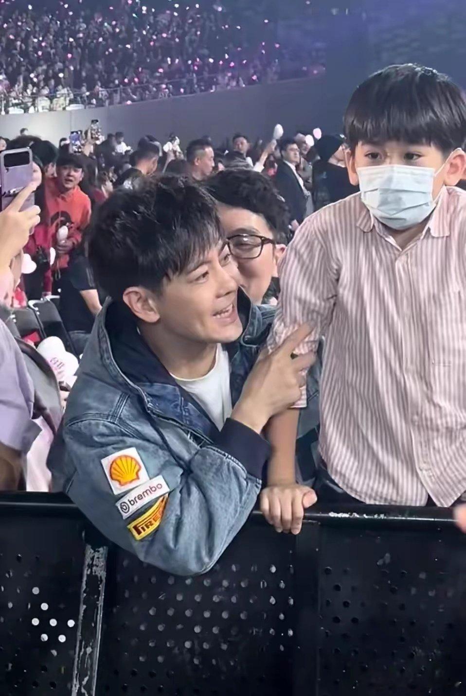 周杰伦演唱会50岁林志颖少年感好绝，昆凌脸肿翻车，余文乐也在！！！  