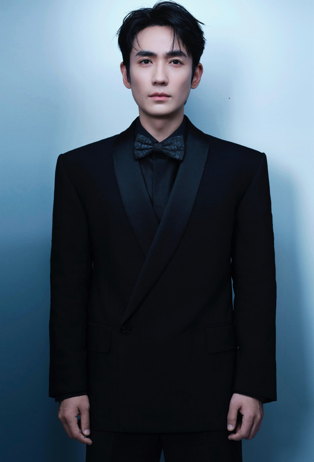 朱一龙 × 一袭优雅 All Black 西服套装点缀 Chopard 珠宝亮相