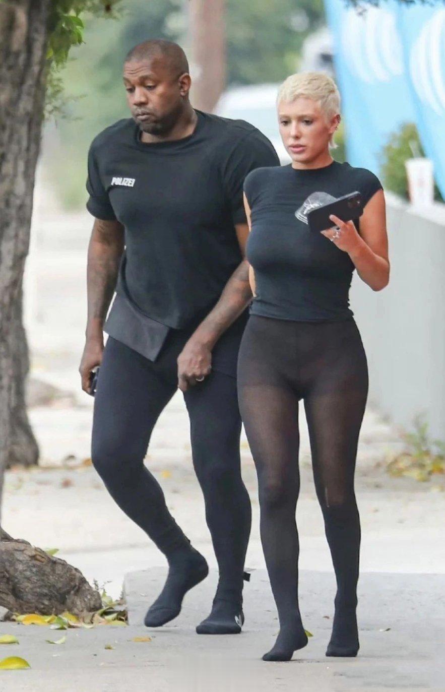 欧美潮人开始不穿鞋了…侃爷夫妻不再玩鞋，直接穿袜子出街了。随着这股潮流的扩散，欧