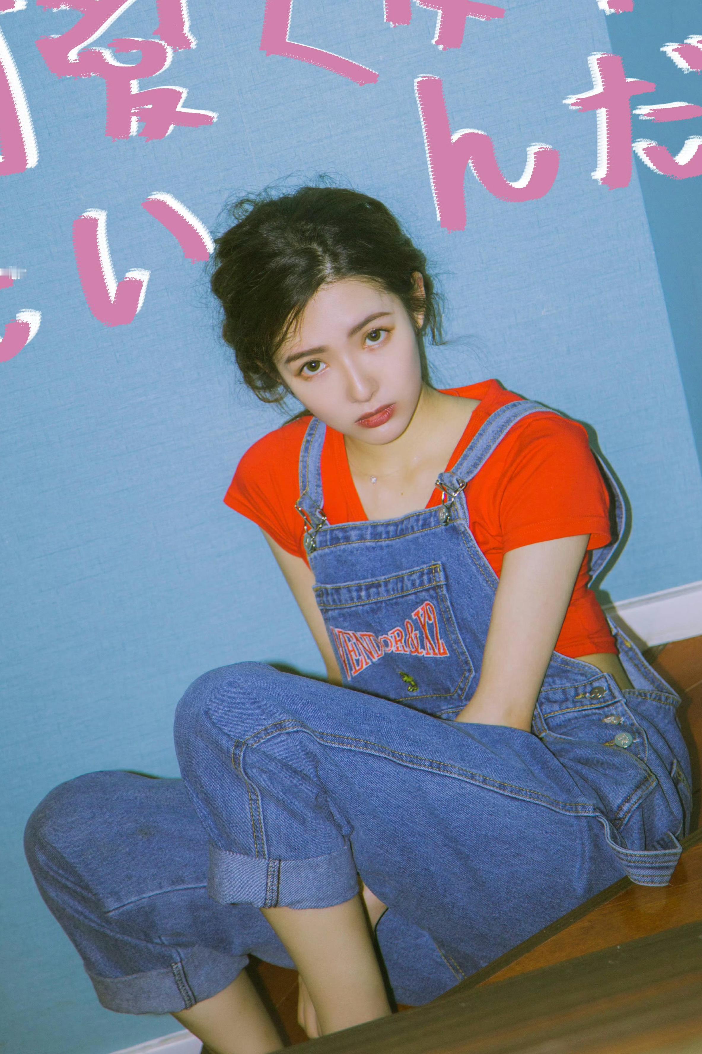 张婕写真大方展示玉足 ​​​
